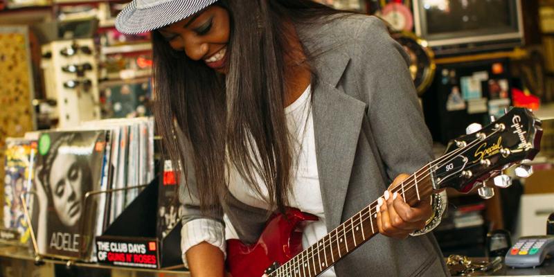 地方性体育新闻的生存与创新：如何深耕社区篮球与足球报道