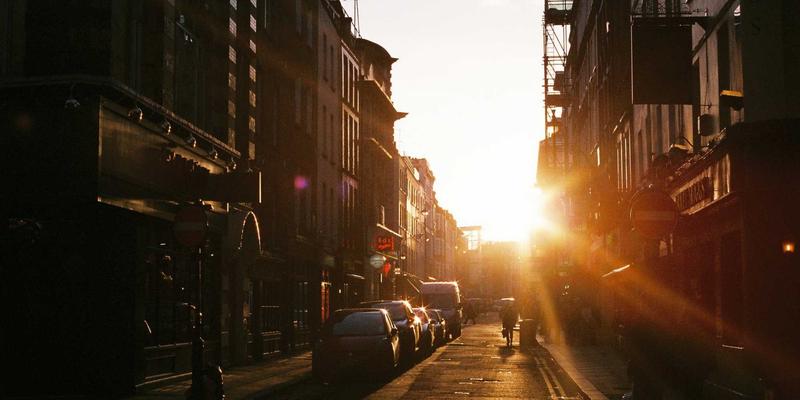 赛事报道中的叙事差异：国际体育新闻如何塑造篮球的跨文化形象